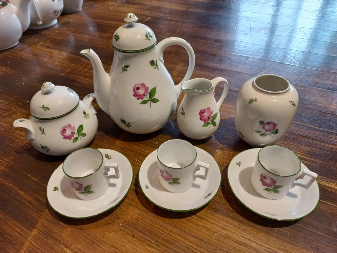 비엔나의 명물 오스트리아 아우가르텐 커피잔세트 가격 (도자기) 아우가르텐 커피잔세트 비엔나 로즈 문양