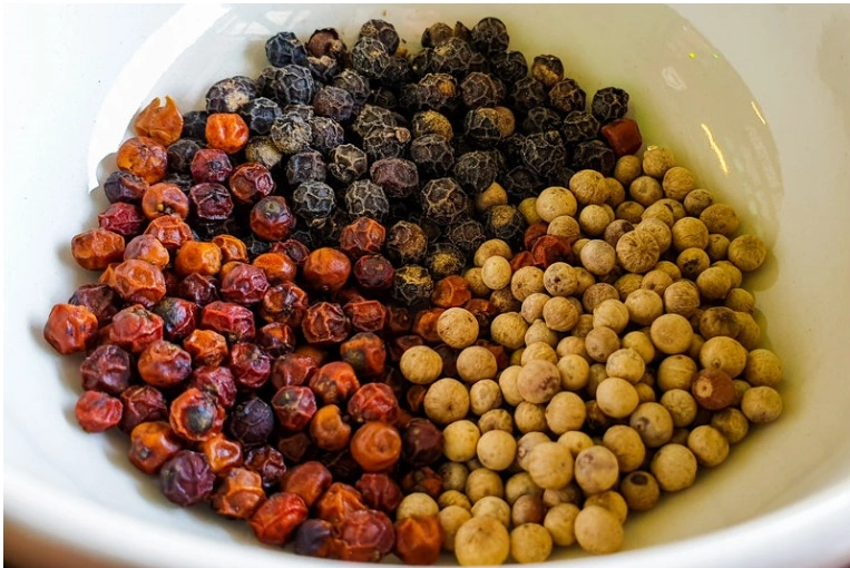 샐러드에 뿌려먹는 에르메스 후추 먼치페퍼 캄폿후추 효능 원산지 (최화정 후추) 캄폿후추 종류 백후추 적후추 흑후추