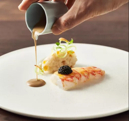 요리 재능 없다 구박 받은 한국 유일 3스타 미슐랭 밍글스 강민구 셰프 프로필 & 수상 레스토랑 랑구스틴, 캐비아, 흑초 쌀밥, 누룩 소스가 어우러진 밍글스의 모던 한식 요리.