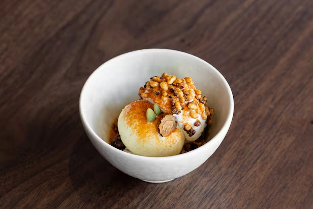 요리 재능 없다 구박 받은 한국 유일 3스타 미슐랭 밍글스 강민구 셰프 프로필 & 수상 레스토랑 밍글스 대표 메뉴인 ‘장 트리오’. 된장을 넣은 크렘 브륄레에 아이스크림을 올리고 간장에 졸인 피칸과 고추장 물에 삶은 잡곡 튀밥, 고추장 파우더와 위스키 폼이 올라간다